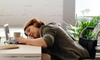 睡眠不足的打工人，需要一張易翻身的東寶床墊