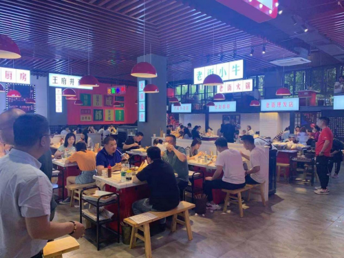 食欲大開，老街小牛—— 一個(gè)不一樣的火鍋串串店