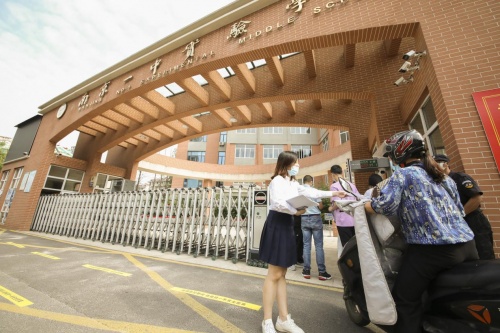 南京市場監(jiān)督管理局走進南京一中實驗學校 與師生家長共上“安全第一課”