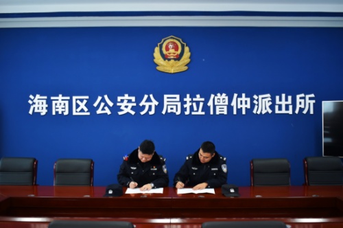 深化警務(wù)協(xié)作，加強(qiáng)聯(lián)防聯(lián)控——  鄂托克旗公安局棋盤(pán)井鎮(zhèn)派出所構(gòu)鑄起維護(hù)治安、防范疫情的“鋼鐵城墻”
