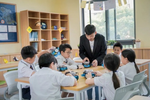 校園招生進(jìn)行時(shí)，校服意外受關(guān)注