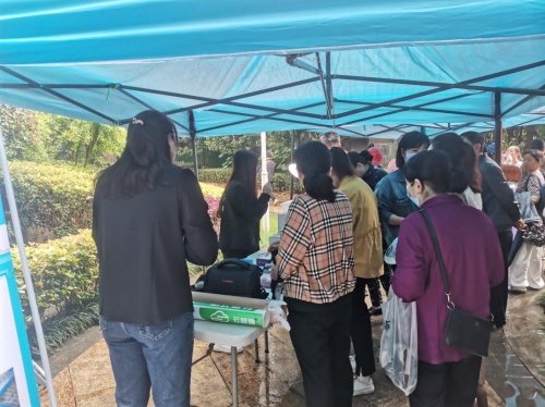 云智煥便民服務(wù)走進(jìn)社區(qū)，為住戶清洗空調(diào)凈化空氣