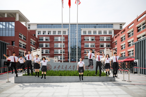 西安校服越來(lái)越美 家長(zhǎng)滿意度不斷提升