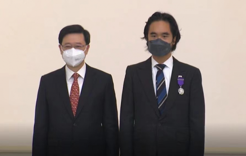 新世界發(fā)展行政總裁鄭志剛不忘初心創(chuàng)造共享價(jià)值、講好中國(guó)故事，榮膺銀紫荊星章