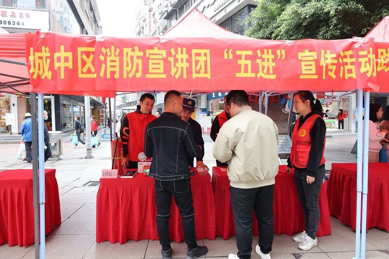 消防員深入社區(qū)開(kāi)展宣傳為居民送上防火錦囊