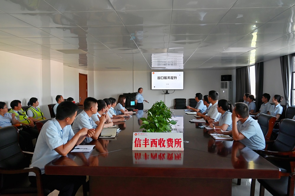 業(yè)務培訓強能力     文明服務“贛”出彩