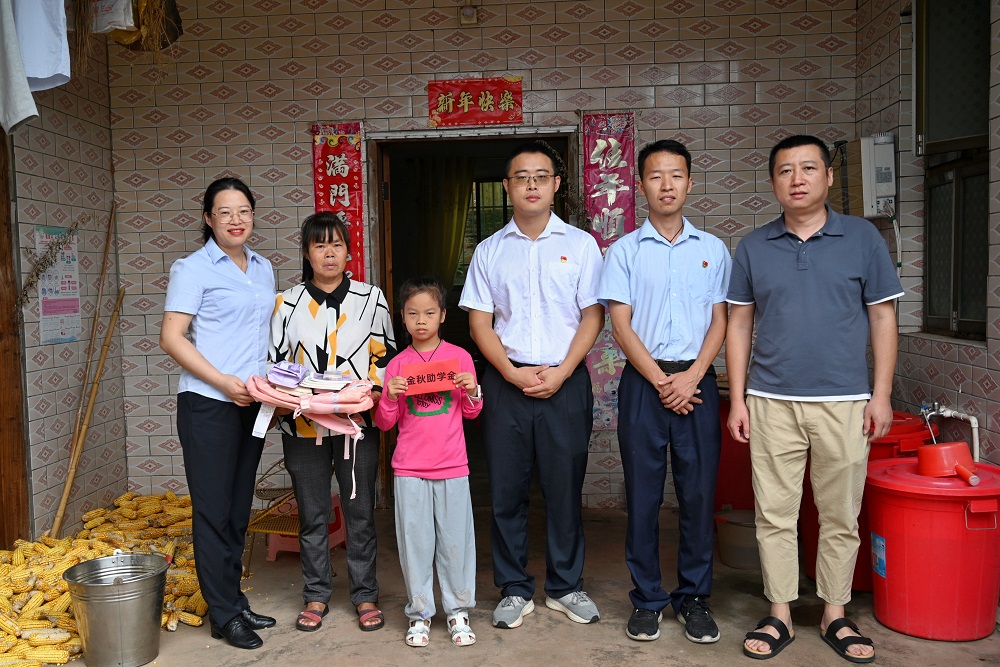 “金秋助學(xué)”送愛心入戶走訪暖人心