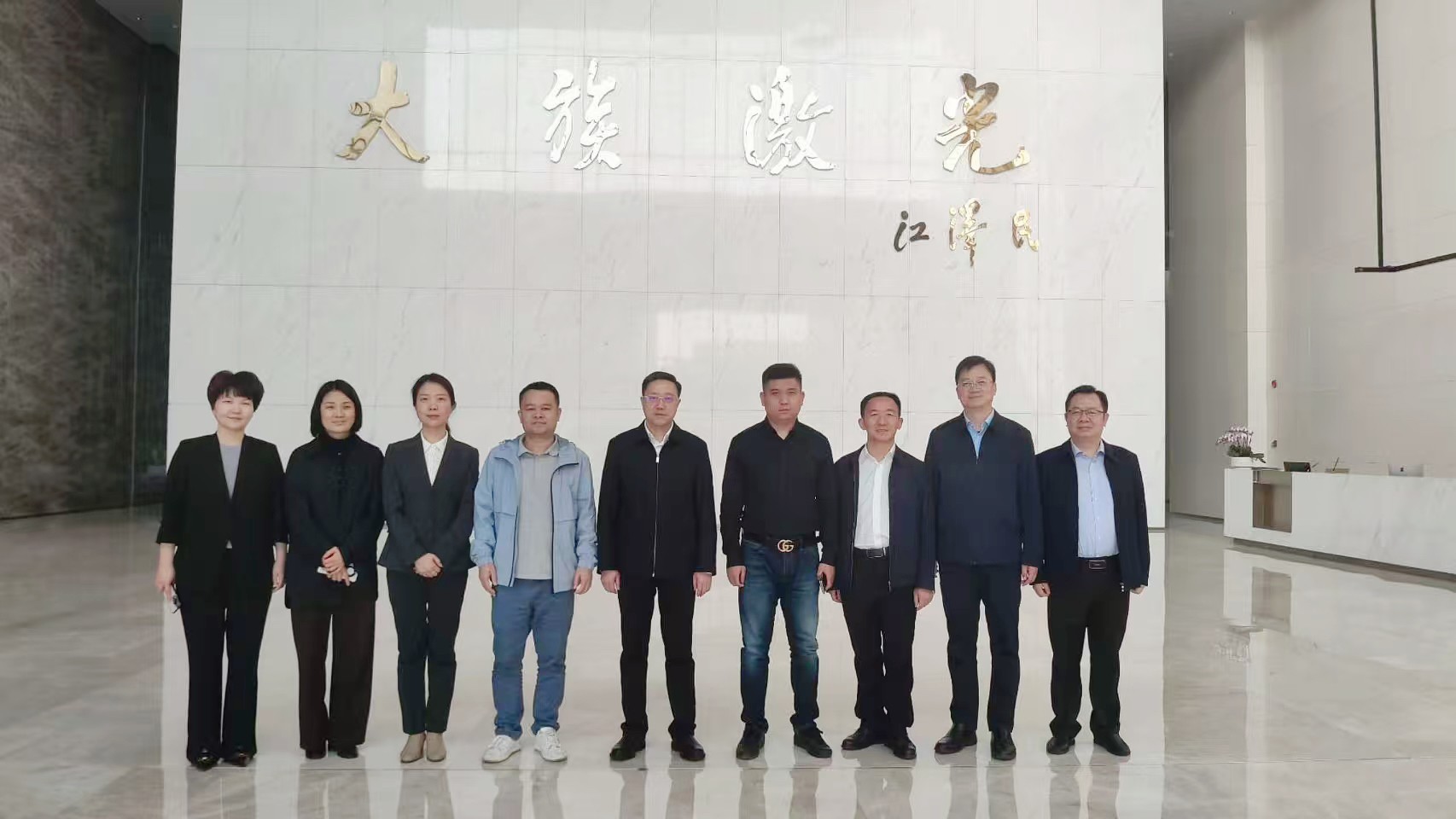 蘇州智慧倍增董事長(zhǎng)廖于鋒陪同襄陽市市委常委，組織部部長(zhǎng)趙芝斌一行前往大族激光考察交流