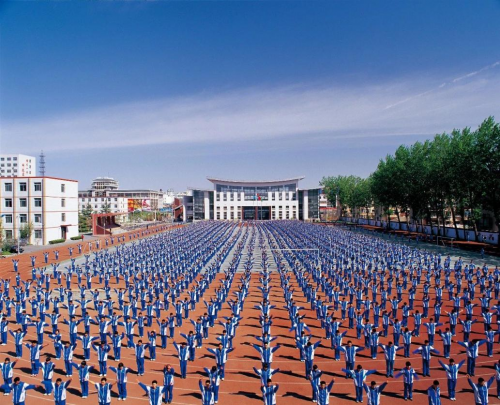 跟風(fēng)深圳校服：撿了管理“懶政”，丟了審美，漠視學(xué)生