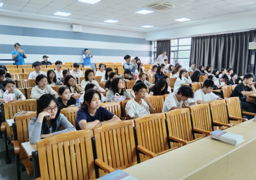 富華名創(chuàng)公司創(chuàng)始人楊青香走進東莞職業(yè)學院